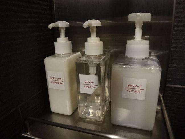 羽田空港国内線第1旅客ターミナル 南ウイング3F<br /><br />日本航空『サクララウンジ』南ウイング内のバスアメニティは、<br />シャワーブースに備え付けのものです。(何のメーカーかは不明)<br /><br />（写真左）<br />・ コンディショナー<br />（写真中央）<br />・ シャンプー<br />（写真右）<br />・ ボディソープ<br /><br />次は北ウイングの3階にある日本航空『サクララウンジ』に向かいます。