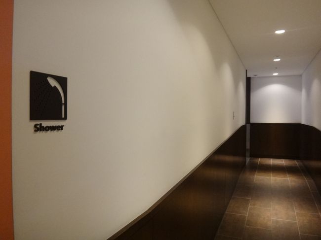 レセプションカウンターの右手にあるシャワーコーナーへ向かいます。