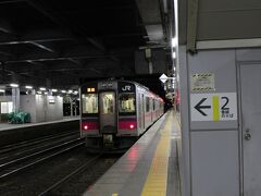 秋田駅１８：５６着（鯵ヶ沢駅⇒秋田駅まで￥３，０２０＋￥５２０）
秋田駅１９：１９発、酒田駅行きの列車へと乗り換えます。
新庄駅へと進むことも出来ましたが、今夜はネットカフェで過ごす予定なので、
酒田駅までとしました。（秋田駅⇒酒田駅まで￥１，９４０）