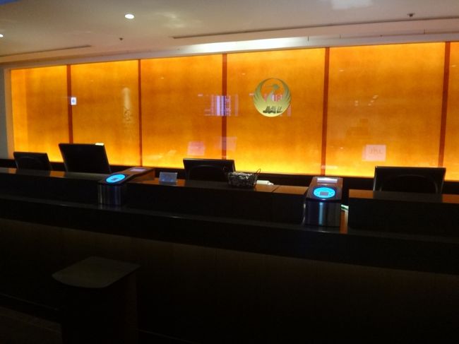 羽田空港国内線第1旅客ターミナル 南ウイング3F<br /><br />日本航空『サクララウンジ』南ウイングのレセプションカウンターの写真。<br /><br />レセプションカウンターに設置されているリーダーに搭乗券又はeチケット<br />お客様控えの2次元バーコード、ICカード、ICケータイなどをタッチすれば<br />入室することができます。<br />JALからプレゼントされた羽田空港国内線サクララウンジに入室可能な電子クーポン<br />（10枚）は自動的に引かれます。<br /><br />一般のお客様も有料（1名3,000円）で『サクララウンジ』の利用が可能です。<br />（JALホームページを通じての事前予約が必要です。）<br /><br />＜座席数＞<br />約350席（喫煙エリアあり）<br /><br />＜設備＞<br />ファックス（送信のみ）、無線LANサービス、シャワー（6:30～）、喫煙室、トイレ<br /><br />＜サービス内容＞<br />ソフトドリンク、アルコール類、おつまみ、新聞、雑誌<br /><br />＜営業時間＞<br />5:15～最終便出発まで<br /><br />http://www.jal.co.jp/dom/service/lounge/hnd/sakura.html