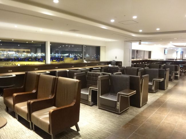 羽田空港国内線第1旅客ターミナル 南ウイング3F<br /><br />日本航空『サクララウンジ』南ウイングに入ってすぐのシーティングエリア<br />の写真。<br /><br />外は暗いけど夜ではありません。早朝です。なので空いています。<br /><br />『サクララウンジ』に入って右側のエリアに向かいます。