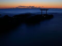 12月30日　6：00　茨城県大洗町　大洗海岸

大洗神磯(かみいそ)神社の神磯の鳥居。

4時半起床。
既に数人スタンバってる人がいた。


駐車場/無料
トイレは仮設（この時期だけ設置かも）