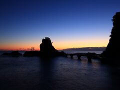 12月31日　6：00　福島県いわき市　波立（はったち）海岸

弁天島の鳥居。

5時起床。
海岸は震災の被害を受けて工事中。


駐車場有り