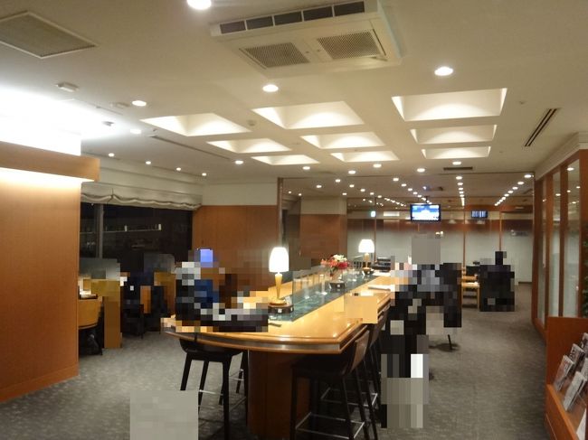 羽田空港国内線第1旅客ターミナル 北ウイング2F<br />空港ラウンジ『AIRPORT LOUNGE（北）』<br /><br />クレジットカード会社ラウンジ『エアポートラウンジ（北）』のシーティングエリア<br />の写真。<br /><br />写真左がビジネスカウンターで、写真奥のガラス張りのエリアが喫煙室です。