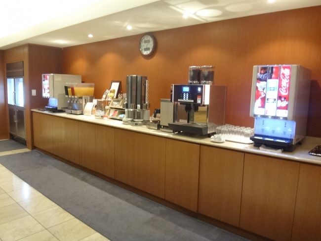 羽田空港国内線第1旅客ターミナル 北ウイング2F<br />空港ラウンジ『AIRPORT LOUNGE（北）』<br /><br />クレジットカード会社ラウンジ『エアポートラウンジ（北）』のビバレッジカウンター<br />の写真。