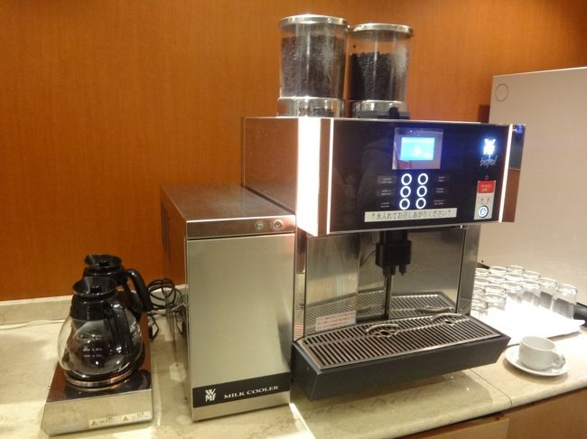 羽田空港国内線第1旅客ターミナルにあるクレジットカード会社ラウンジ<br />『エアポートラウンジ（北）』のエスプレッソマシーンの写真。<br /><br />ブレンド、アメリカン、カフェラテ、カプチーノ、<br />アイスコーヒー、アイスラテ