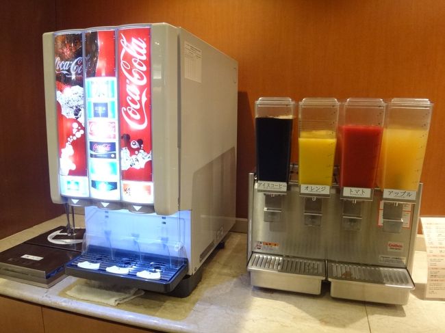 羽田空港国内線第1旅客ターミナル 北ウイング2F<br />空港ラウンジ『AIRPORT LOUNGE（北）』のドリンクコーナーの写真。<br /><br />（写真左）<br />ドリンクサーバー<br /><br />コカ・コーラ、コカ・コーラZERO、カルピスソーダ、リアルゴールド、<br />ジンジャーエール、烏龍茶 煌（ファン）<br /><br />（写真右）<br />ソフトドリンク<br /><br />アイスコーヒー、オレンジジュース、トマトジュース、アップルジュース