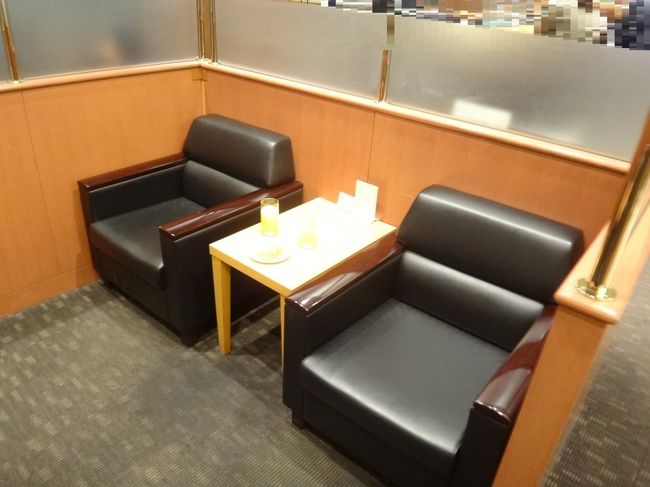 羽田空港国内線第1旅客ターミナル 北ウイング2F<br />空港ラウンジ『AIRPORT LOUNGE（北）』<br /><br />クレジットカード会社ラウンジ『エアポートラウンジ（北）』でいただいたものの写真。<br /><br />こちらのソファ席に座ります。