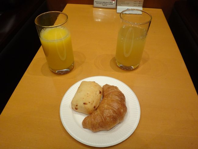 羽田空港国内線第1旅客ターミナル 北ウイング2F<br />空港ラウンジ『AIRPORT LOUNGE（北）』<br /><br />クレジットカード会社ラウンジ『エアポートラウンジ（北）』でいただいたものの写真。<br /><br />・ チーズパン<br />・ クロワッサン<br />・ オレンジジュース<br />・ アップルジュース