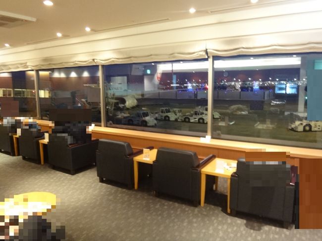 羽田空港国内線第1旅客ターミナル 北ウイング2F<br />空港ラウンジ『AIRPORT LOUNGE（北）』<br /><br />クレジットカード会社ラウンジ『エアポートラウンジ（北）』のビジネスカウンター<br />の写真。<br /><br />ビジネスカウンターは、窓側に設置されていて窓から滑走路を眺めることができます。