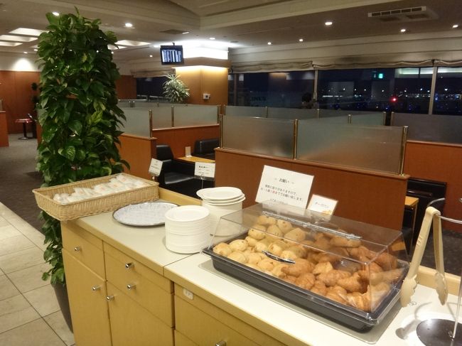 羽田空港国内線第1旅客ターミナル 北ウイング2F<br />空港ラウンジ『AIRPORT LOUNGE（北）』<br /><br />クレジットカード会社ラウンジ『エアポートラウンジ（北）』のフードコーナー<br />の写真。<br /><br />朝は無料の食事も提供されます。<br />アルコールは有料、ソフトドリンクは無料です。