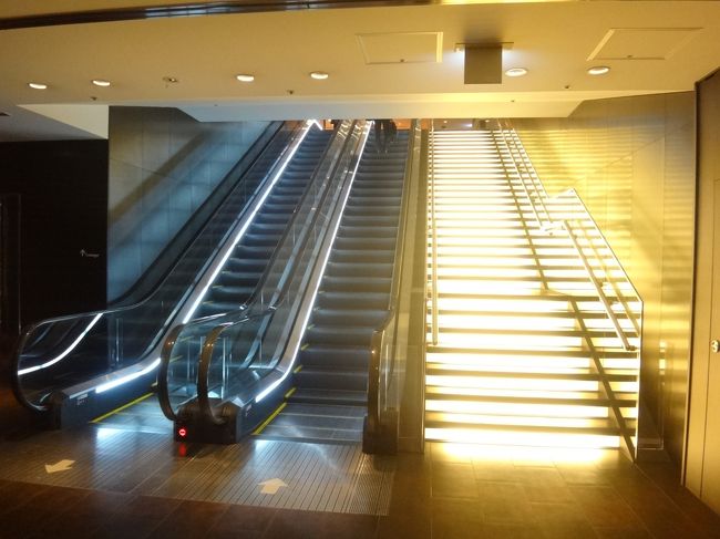 日本航空『サクララウンジ』北ウイングに行くには、写真のエスカレーターで<br />3階へ上がります。