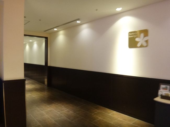 羽田空港国内線第1旅客ターミナル 北ウイング3F<br /><br />日本航空『サクララウンジ』北ウイングは、レセプションカウンターの<br />左側にあります。