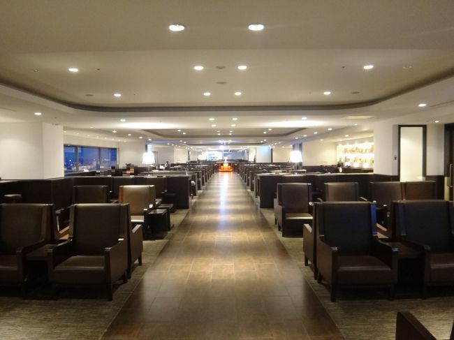 羽田空港国内線第1旅客ターミナル 北ウイング3F<br /><br />日本航空『サクララウンジ』北ウイングに入ってすぐのシーティングエリアの写真。<br /><br />『サクララウンジ』に入って左側のエリアに向かいます。