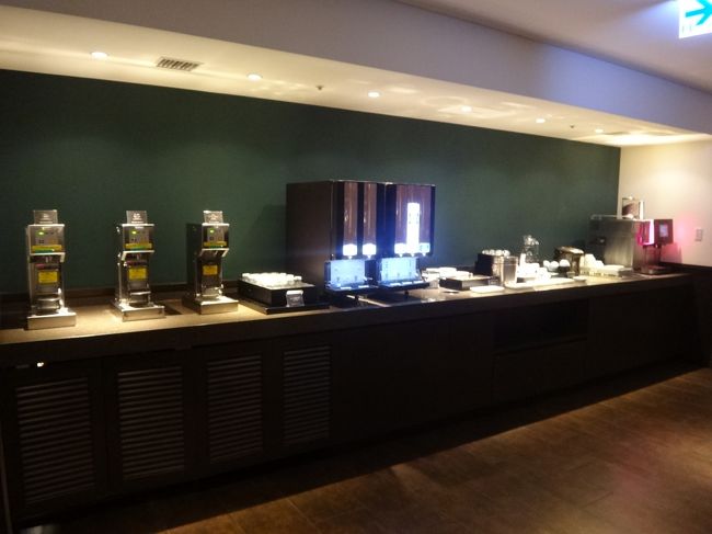 羽田空港国内線第1旅客ターミナル 北ウイング3F<br /><br />日本航空『サクララウンジ』北ウイングに入って左側に進んだエリアにある<br />バーの写真。<br /><br />セルフサービスのフード（軽食）＆ドリンクコーナーです。