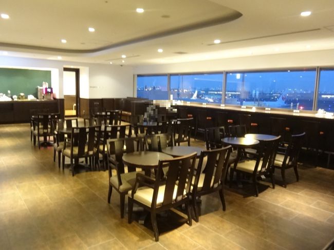 羽田空港国内線第1旅客ターミナル 北ウイング3F<br /><br />日本航空『サクララウンジ』北ウイングに入って左側に進んだ場所にある<br />バーエリアの写真。