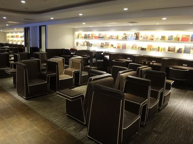 羽田空港国内線第1旅客ターミナル 北ウイング3F<br /><br />日本航空『サクララウンジ』北ウイングに入って右側に進んだエリアにある<br />「ライブラリー」の写真。<br /><br />出発前のEメール確認や書類作成などのPCワークはもちろん、好きな飲み物を<br />ゆったりと多様な過ごし方のできる「ライブラリー」エリアが設けられています。