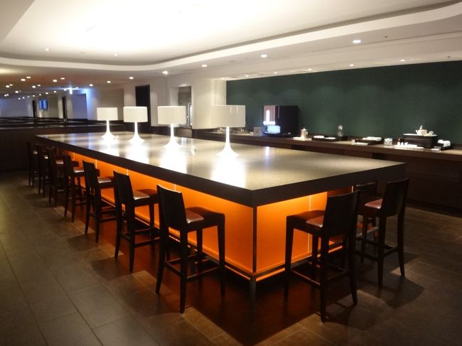 羽田空港国内線第1旅客ターミナル 北ウイング3F<br /><br />日本航空『サクララウンジ』北ウイング内の「バーラウンジ」の写真。<br /><br />ダイニング形式にインテリアが配置されていて、ゆっくりと寛ぐことができます。<br /><br />『サクララウンジ』に入って右側のエリアに進んだバーラウンジの前にも<br />バー（写真右）があります。