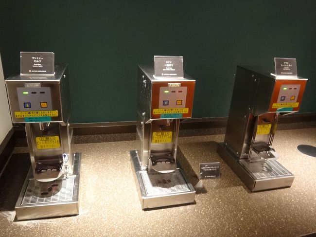 日本航空『サクララウンジ』北ウイングの生ビールサーバーの写真。<br /><br />こちらのバーにある生ビールも全部で3銘柄です。<br />ここにも私が大好きなキリンの一番搾りがあります (*´ω`*)<br /><br />・ サントリー「ザ・モルツ」<br />・ キリン「一番搾り」<br />・ アサヒ「スーパードライ」<br /><br />結局、『サクララウンジ』北ウイングのバーエリア（2箇所）には、<br />以下の計4銘柄の生ビールサーバーがありました。<br />因みに、羽田空港国内線第2旅客ターミナルの『ANA LOUNGE』にも全く同じ<br />計4銘柄の生ビールサーバーがあります。<br /><br />・ サントリー「ザ・モルツ」<br />・ キリン「一番搾り」<br />・ アサヒ「スーパードライ」<br />・ サッポロ「黒ラベル」