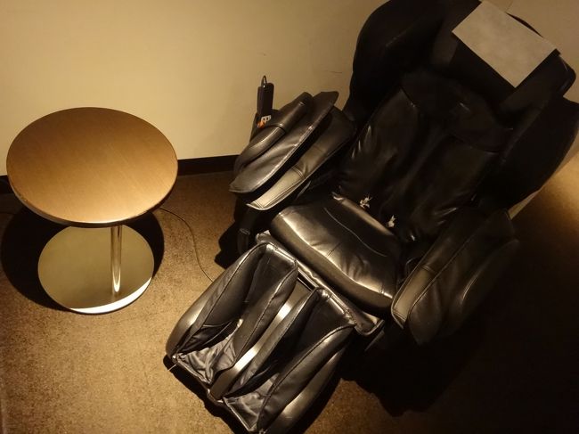 電動マッサージチェアをズームした写真。<br /><br />こちらのサクララウンジも革のシートが破れている箇所があります・・・(-""-;)<br /><br />次はクレジットカード会社ラウンジである『エアポートラウンジ』に慌ただしく<br />移動します。