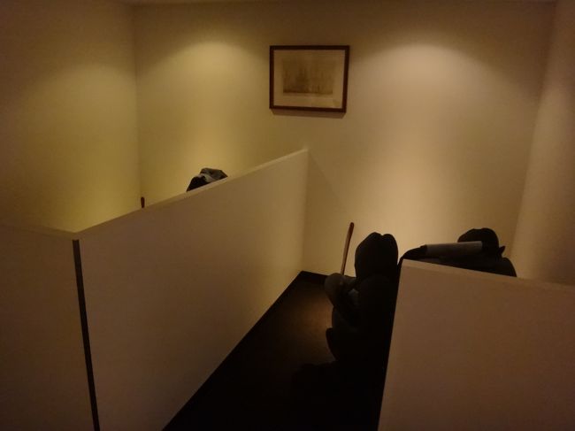 羽田空港国内線第1旅客ターミナル 北ウイング3F<br /><br />日本航空『サクララウンジ』北ウイング内の「プライベートラウンジ」の写真。<br /><br />「プライベート＆リラックス」エリアには、電動マッサージチェア（2台）が<br />設置されたコーナーもあります。