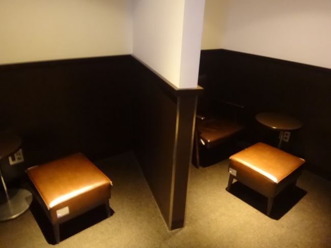 羽田空港国内線第1旅客ターミナル 北ウイング3F<br /><br />日本航空『サクララウンジ』北ウイング内の「プライベートラウンジ」の写真。<br /><br />オットマン付きのチェアが配置された半個室もあります。