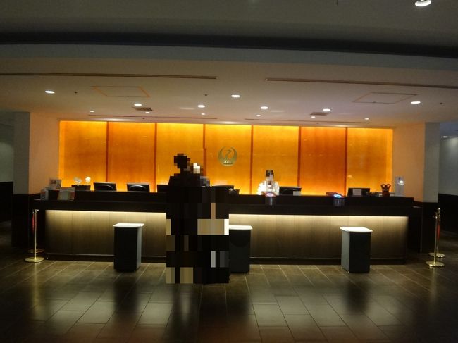 羽田空港国内線第1旅客ターミナル 北ウイング3F<br /><br />日本航空『サクララウンジ』北ウイングのレセプションカウンターの写真。<br /><br />一般のお客様も有料（1名3,000円）で『サクララウンジ』の利用が可能です。<br />（JALホームページを通じての事前予約が必要です。）<br /><br />＜座席数＞<br />約390席（喫煙エリアあり）<br /><br />＜設備＞<br />ファックス（送信のみ）、無線LANサービス、喫煙室、トイレ<br /><br />＜サービス内容＞<br />ソフトドリンク、アルコール類、おつまみ、新聞、雑誌<br /><br />＜営業時間＞<br />5:30～最終便出発まで<br /><br />http://www.jal.co.jp/dom/service/lounge/hnd/sakura.html