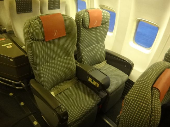 JAL 東京ー石垣島行きの日本トランスオーシャン航空のJTA071便<br />（羽田空港 6:40発 ― 石垣空港 10:05着）のクラスJのシートの写真。<br /><br />座席配置は2-3の5アブレスト仕様。<br />クラスJは4列あるので計20席です。<br /><br />東京（羽田） ― 宮古線は、高級感あふれる本革シートで理想のくつろぎを<br />実現するために設計されたクラスJのシート、「JAL SKY NEXT」の仕様機材で<br />運航しています。<br /><br />残念ながら東京（羽田） ― 石垣線のクラスJのシートは旧シートでした。