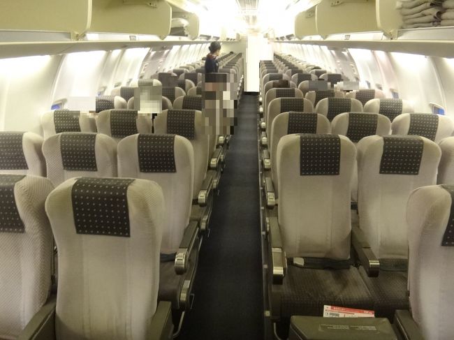 JAL 東京ー石垣島行きの日本トランスオーシャン航空のJTA071便<br />（羽田空港 6:40発 ― 石垣空港 10:05着）の普通席のシートの写真。<br /><br />座席配置は3-3の6アブレスト仕様。