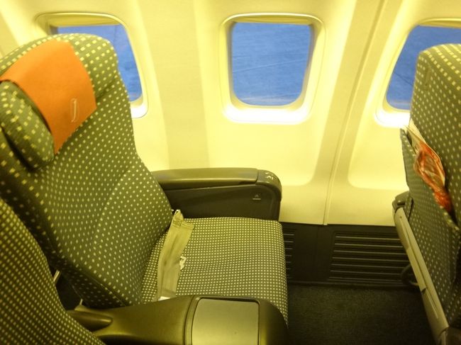 日本トランスオーシャン航空のJTA071便（羽田空港 6:40発 ― 石垣空港 10:05着）<br />のクラスJのシートの写真。<br /><br />足元の広さはこれぐらいです。<br /><br />また、ヘッドレストは上下に調節することができ、更に両端を起こして頭に<br />フィットさせることができます。