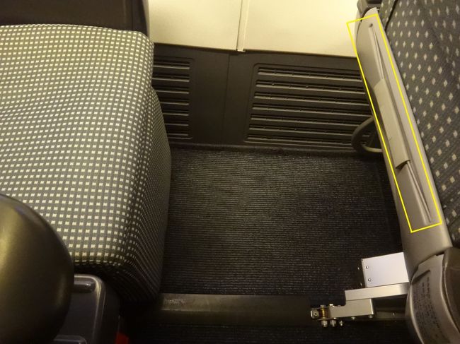 イエローで枠囲みした箇所がジャケットホルダーです。<br />ジャケットホルダーを使用する場合は、ゴムを足元の方に引っ張って前方シートと<br />ゴムの間にジャケットを挟み、ジャケットの広がりを抑えます。<br /><br />写真左はレッグレストです。<br />今回のフライトでも使用しましたよ。