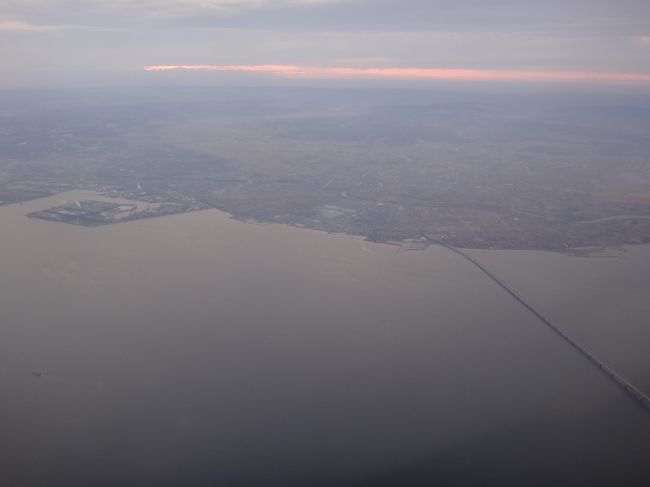 JTA071便（羽田空港 6:40発 ― 石垣空港 10:05着）は、定刻通り飛び立ちました。<br /><br />朝焼けと東京湾の写真です。<br /><br />写真右には、東京湾アクアライン（神奈川県川崎市から東京湾を横断して<br />千葉県木更津市へ至る高速道路）が見えます。