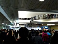 新千歳空港は　前日空港に泊まった人も多かったようで
カウンターも　保安検査場も大混雑でした。