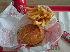 結局早朝5時から次の出発の20時まで15時間も空港にとどまることに。せっかくの貴重な旅の時間が台無しだ。

アビジャンからアクラへのフライトは朝1便（今回のキャンセルしたもの）、夕方1便（エミレーツ）、夜1便（エールコートジボワール）がある。エールコートジボワールの事務所には、夕方にアクラへ飛ぶエミレーツに振り替えてくれ、と頼んだが、「それ無理！」と一言。

ですよね。。。エミレーツとエールコートジボワールでは格付けが違いすぎますもんね・・・。

日本の地方空港よりも何もないアビジャン国際空港に長時間に渡り、とどまらなければならないのはホンマに苦痛だった。

昼食は空港にあるバーガーキングで。