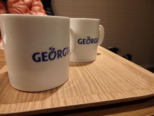 自宅を出発し、広島空港へとやって来ました。<br />チェックインを済ませ、カードラウンジで休憩。<br /><br />最初は１０：３５発に乗る予定でしたが、私達が早めに着いてチェックインしたら、もう１便早い便に乗れるという事だったので９：２５発に変えてもらいました。<br />前回ハワイへ行く時も羽田で乗り継ぎだったのですが、飛行機が遅れて大慌てになったので早い方が安心。<br />