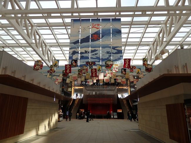 国際線ターミナル到着。<br /><br />去年ハワイに行った時はクリスマスの飾りだったけど、今回はすっかりお正月モード。<br />外国人さんもいっぱい写真を撮っていました。<br /><br />ユーロの両替をしたり、モバイルWiFiを借りたり、色々と用事を済ませたらひと安心。