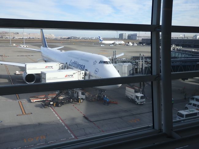 今回ポルトガルまでは、１３年ぶりのルフトハンザに乗ります。<br />１３年前、帰国便がキャンセルとなり、関空行きのはずが成田行きに変えられた事ありました。<br />今回も帰国便でまたハプニングがあったのです。<br />ルフトハンザとは相性が悪いのかな～。<br /><br />今回は久しぶりに２階席のある飛行機でした。<br />最近あまり見ない気がするんだけど・・・。<br />