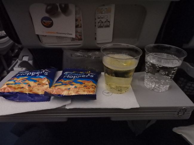 ほぼ定刻に出発。<br />ルフトハンザのCAさんはにこやかで感じが良い。<br />KLMとは違うな～と思った(^^;<br /><br />シートは３－４－３<br /><br />ドリンクサービス。<br />これから食べて、寝て、食べて、寝ての時間が続きます。<br />映画を観ていても寝てしまう私・・・