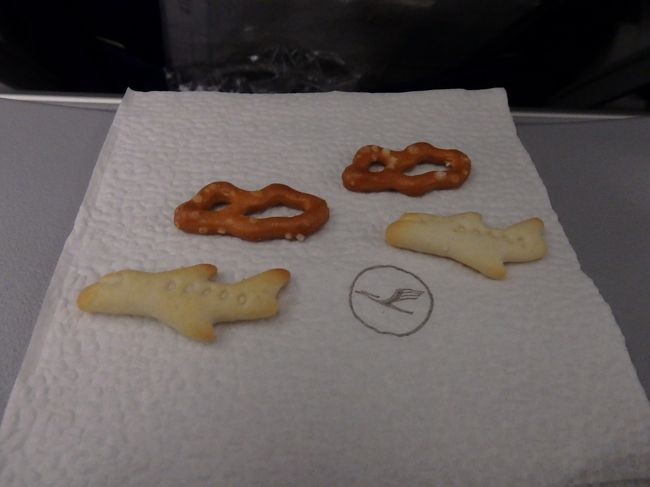 このスナックで遊んでみた。<br /><br />雲の間を飛ぶ飛行機の図。