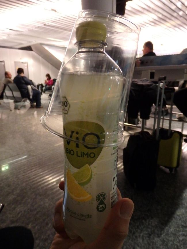 １７：１５　フランクフルト着<br /><br />出発までもう少しあるので、ジュースを購入。<br />空港内で売ってるドリンクは高い！<br />このジュースも２～３ユーロだったと思う。
