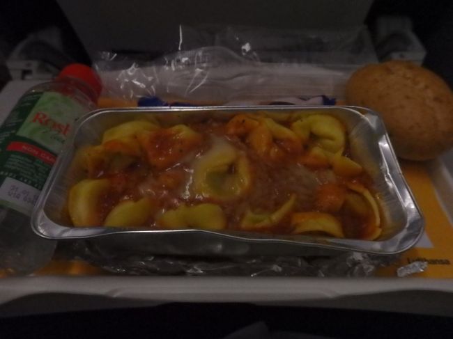 そしてまた機内食。<br /><br />この機内食が出た頃、日本時間ではおそらく朝７時くらい。<br />この時間にこってり味の機内食はさすがに全部は食べられなかった。