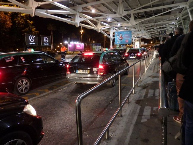 そしてタクシーでホテルへと向かいます。<br />次々とタクシーは来るので、思っていたよりも早く乗れました。<br /><br />２３時に空港と市内を結ぶ最終のバスがあります。<br />それに乗れれば良かったんだけどね。<br />せめて２４時までバスがあると良いのにな。<br /><br />空港を出ると、暖かいという印象でした。