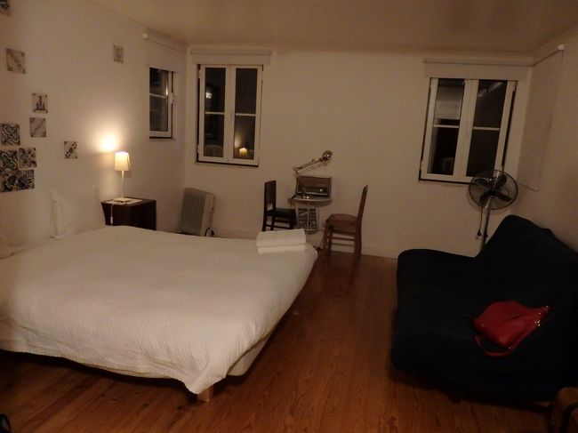 お部屋は広く、スーツケース２つを余裕で広げられます。<br />ここで３泊します。<br />間接照明だけなので、日本人にはちょっと暗いです。<br />窓は４つあるので、昼間はとっても明るかったですよ。<br /><br />ここはロシオ広場に近い場所で、夜中まで人の声が聞こえて賑やかでした。