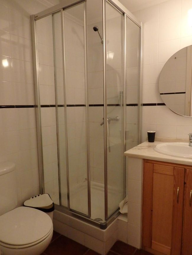 シャワー＆トイレ<br /><br />これからしばらく冷たい便座だわ～(+o+)<br />夏はまだ良いけど、冬は辛いのよ。<br /><br />シャワーのお湯を出すレバーがよく外れるので、使うのにはコツが必要でした。<br />お湯は問題なく出たので、良しとしましょう。