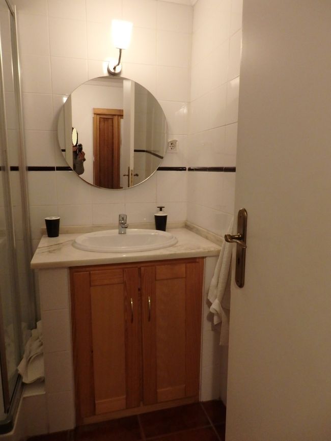 洗面台<br /><br />ヨーロッパでは洗面台の鏡の位置が高く、背の低い私は顔半分しか見えなくて爪先立ちで使う事が多いです。<br />でもポルトガルではそういう事は無く、使いやすかったです。<br /><br />タオルは朝レセプションで「交換して」と言っておかないと変えてもらえません。