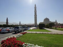 スルタン・カブース・グランド・モスク(フォト・ストップします。）（豪華なモスクですが、入場はＡＭ８～１１までなので、外観のみです。）
