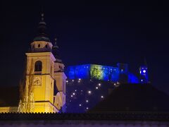 リュブリャナ城のライトアップは、色が変化して行きます。

