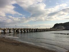 江の島大橋（弁天橋）、干潮なら下を歩いていくことも可能ですが