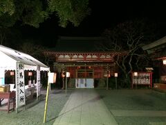 中学時代から鎌倉にきたときはこの神社を訪ねました。受験シーズンには多くの学生でにぎわいます。さすがに18時半だったので参拝者はいませんでしたが。帰路は歩いて北鎌倉駅を目指します