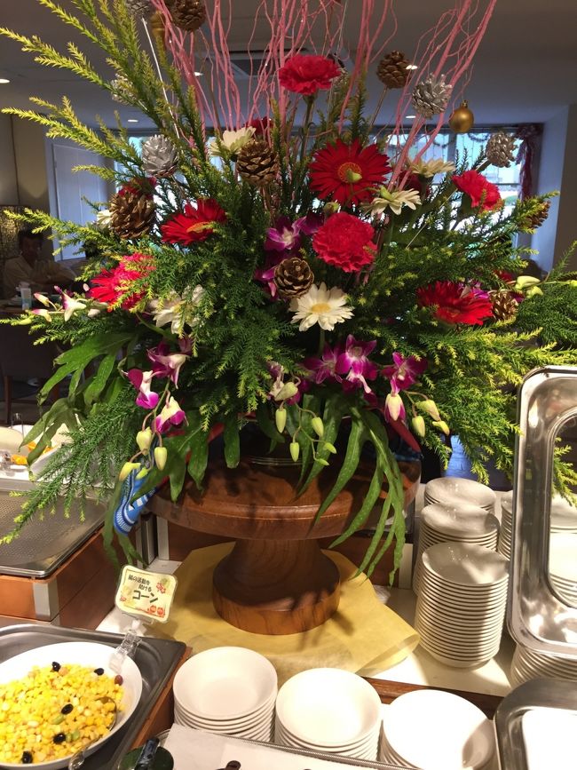 八重山諸島の冬旅3日目は、石垣島観光です。<br />昨日より少しだけ早く朝食を食べに行きました。<br />ホテルの朝食会場もクリスマスの飾り付けです。クリスマスイブだということを思い出しました。連休でもあるので、今日はお客さんが沢山います。